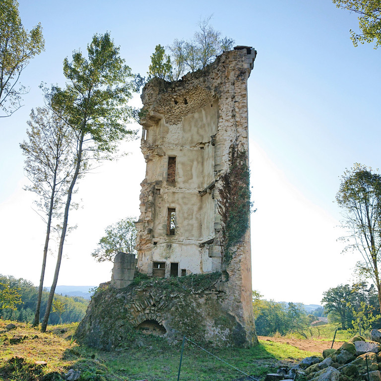 La tour de Grippel à Marat commune du Puy-de-Dôme